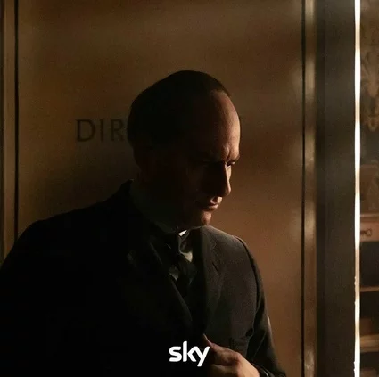 Luca Marinelli nei panni di Mussolini – Crediti: SkyItalia
