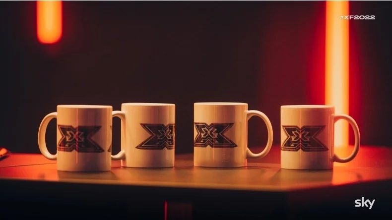 Le iconiche tazze del programma - Credits: Xfactor.sky.it